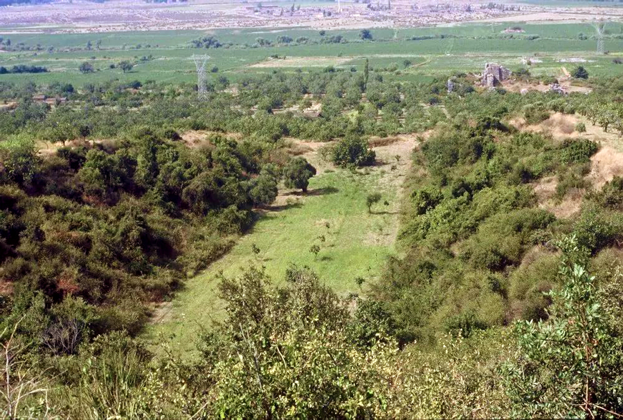 El Estadio de Magnesia del Meandro entre colinas antes de la excavación. (Créditos imagen: Orhan Bingöl).