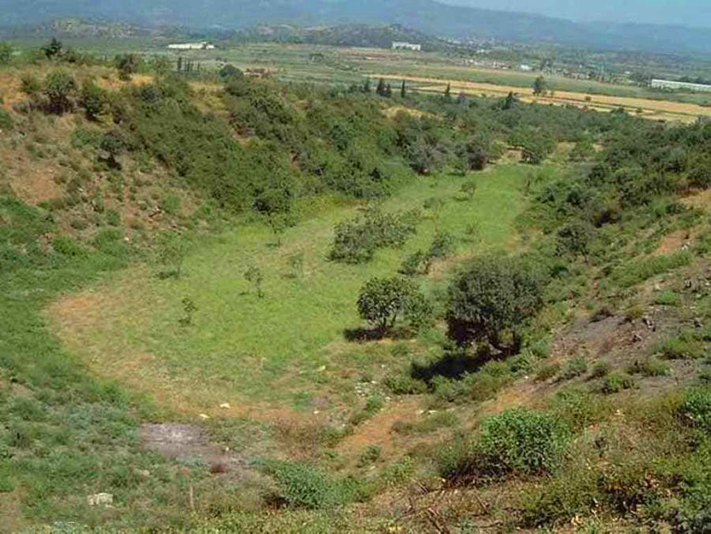 El Estadio de Magnesia del Meandro entre colinas antes de la excavación. (Créditos imagen: Orhan Bingöl).